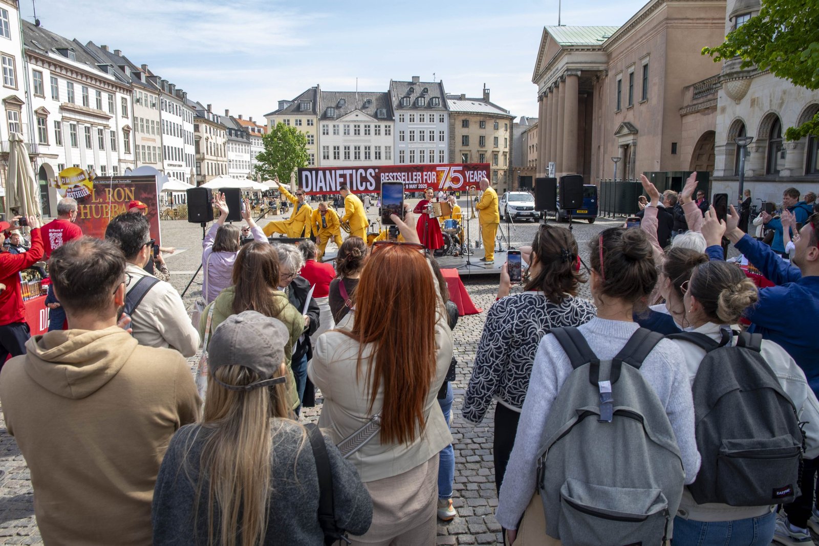 Copenhague célèbre les 75 ans de la Dianétique avec un spectacle swing plein d’énergie donné par The Jive Aces