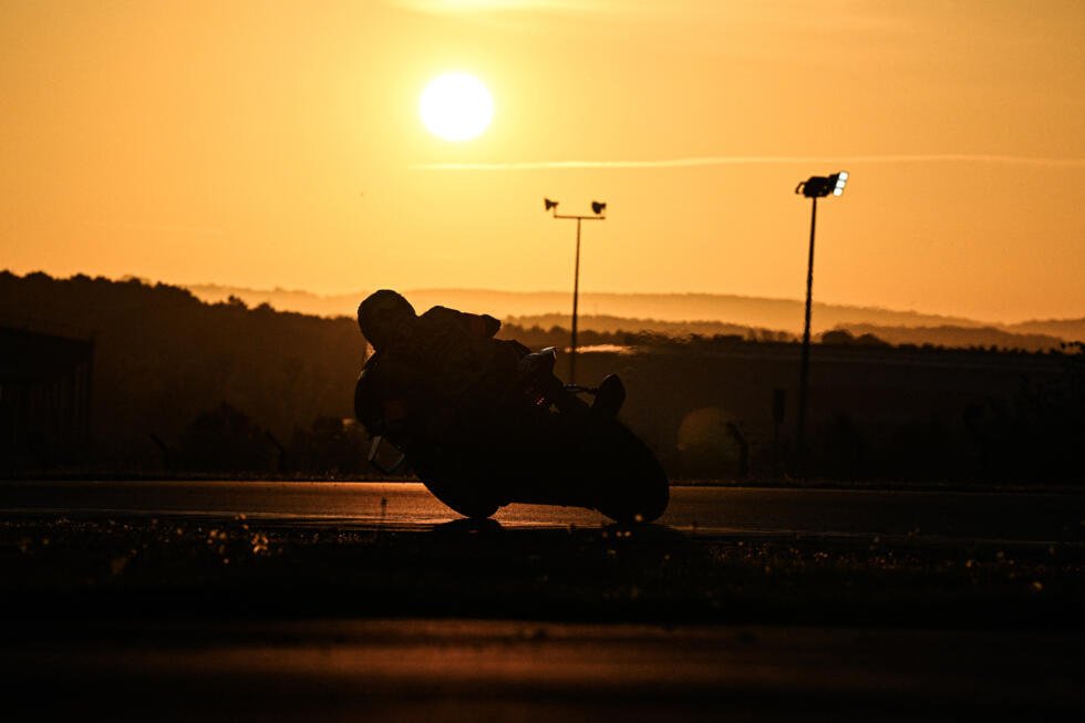 Un pilote participe à la 49e course des 24 Heures Motos, au Mans, le 19 avril 2026, en France.