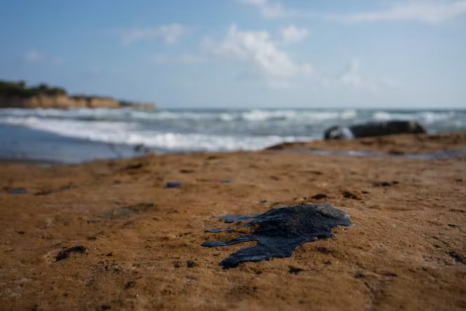 Des amas de résidus de pétrole, à Salinas (Veracruz), au Mexique, le 26 mars 2026.