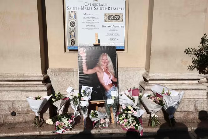 Adieux à Loana Petrucciani, figure emblématique de la téléréalité 2 Devant la cathédrale Sainte-Réparate de Nice, le 10 avril 2026.