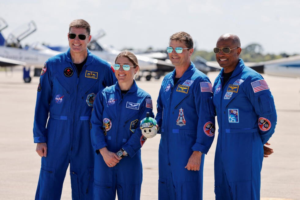 (De gauche à droite) Les astronautes Jeremy Hansen, Christina Koch, Reid Wiseman et Victor Glover, au Centre spatial Kennedy à Cap Canaveral, en Floride, aux États-Unis, le 27 mars 2026