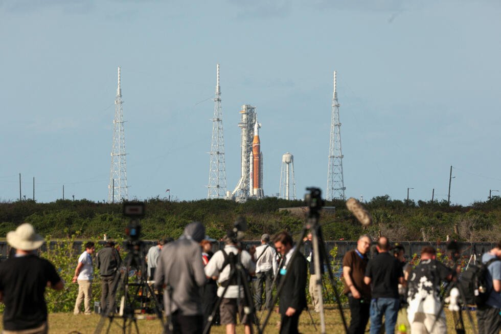 Le public et les journalistes prêts pour assister au décollage à Cap Canaveral, en Floride, le 1er avril 2026.