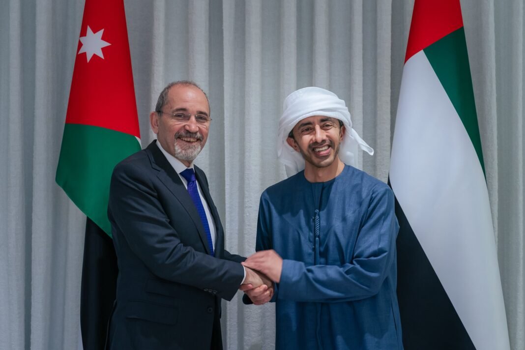 Les ministres des Affaires étrangères des Émirats arabes unis et de la Jordanie, Abdullah bin Zayed et Ayman Safadi, au cœur d’une coordination diplomatique face aux tensions régionales Les ministres des Affaires étrangères des Émirats arabes unis et de la Jordanie, Abdullah bin Zayed et Ayman Safadi, au cœur d’une coordination diplomatique face aux tensions régionales