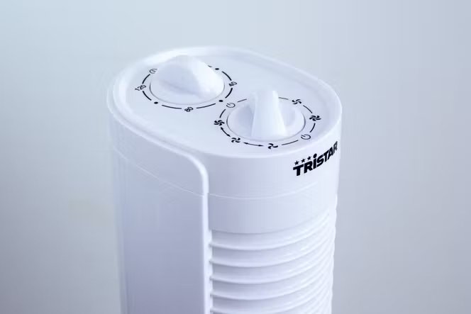 Difficile de faire plus simple que le ventilateur colonne Tristar VE-5900, vendu 25 euros : un minuteur et un bouton rotatif qui actionne les vitesses dans un sens, et les vitesses avec oscillation dans l’autre.