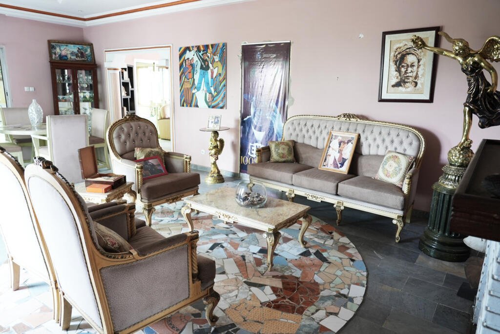 Le salon de Papa Wemba dans sa maison devenue le Musée de la Rumba à Kinshasa.