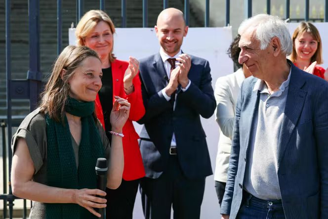 Cécile Kohler et Jacques Paris, devant la présidente de l’Assemblée nationale, Yaël Braun-Pivet, et le ministre des affaires étrangères, Jean-Noël Barrot, à l’Assemblée nationale, à Paris, le 14 avril 2026. 