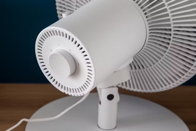 Les ventilateurs simples à trois vitesses, comme le Boulanger Essentiel b -EVT-T 352, délivrent un flux d’air rapide dès la première vitesse, avec pour conséquence un niveau sonore assez élevé