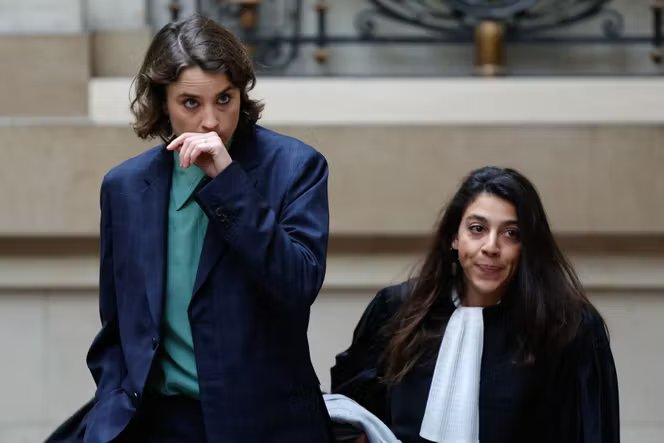 L’actrice française Adèle Haenel (à gauche) et son avocate, Anouck Michelin, lors de l’audience en appel du réalisateur Christophe Ruggia, au palais de justice de Paris, le 23 janvier 2026.