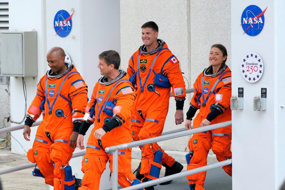 De gauche à droite, les astronautes Victor Glover, Reid Wiseman, Jeremy Hansen et Christina Koch, avant le décollage de la mission lunaire Artémis 2, le 1er avril 2026 à Cap Canaveral, en Floride.