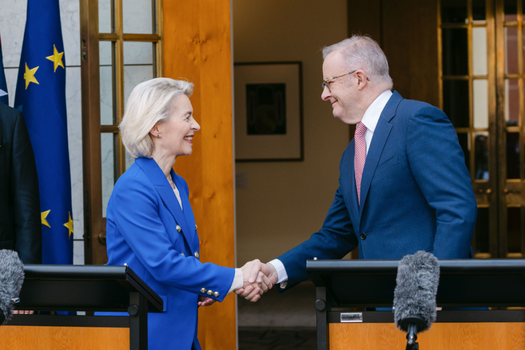 Huit ans après le lancement des négociations, la présidente de la Commission européenne, Ursula von der Leyen, et le Premier ministre australien, Anthony Albanese, ont conclu un accord de libre-échange à Canberra, mardi 24 mars - Crédits : Christophe Licoppe / Commission européenne