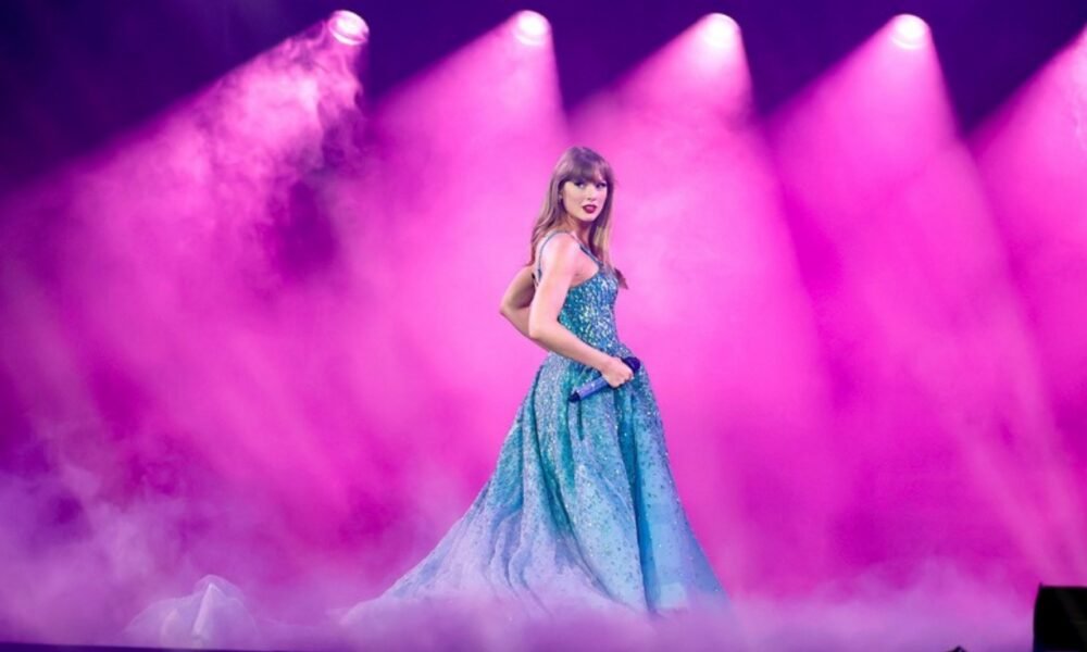 Taylor Swift sur scène lors de l'Eras Tour dont Baz Halpin a conçu la production