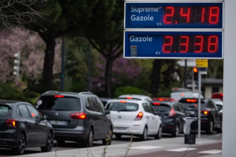 Carburants : pourquoi les prix à la pompe baissent lentement alors qu’ils ont augmenté très vite