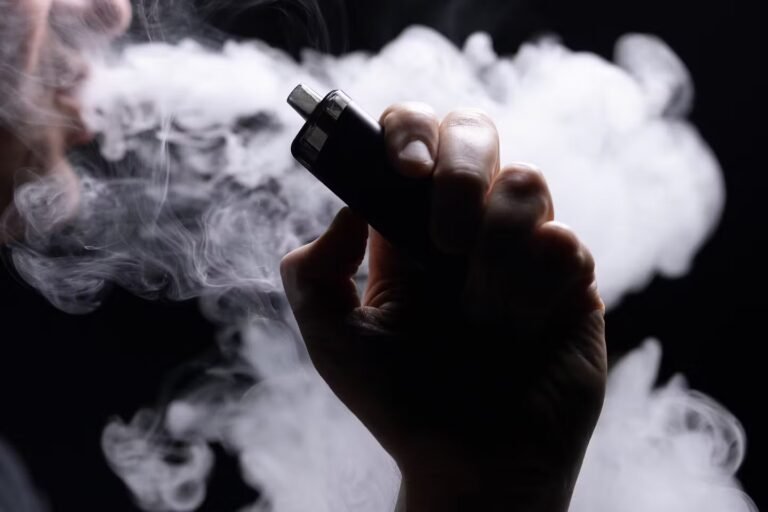 Cigarette électronique : deux députés veulent imposer le paquet neutre au vapotage