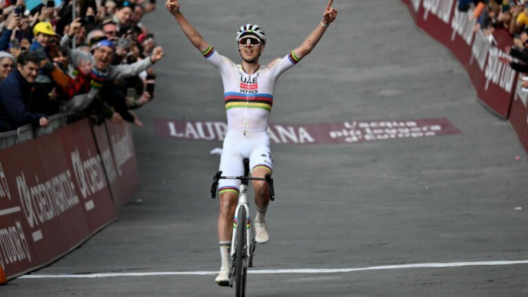 Cyclisme : Tadej Pogacar et Demi Vollering remportent les Strade Bianche
