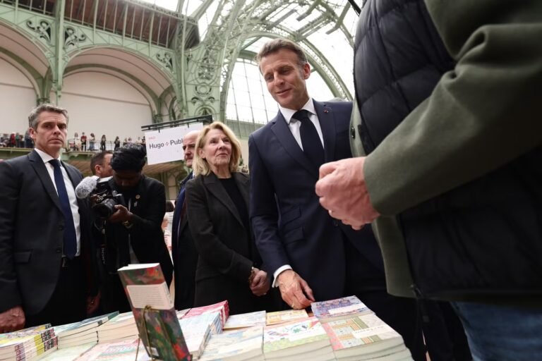 Grasset : Emmanuel Macron estime « important » de défendre « le pluralisme éditorial »