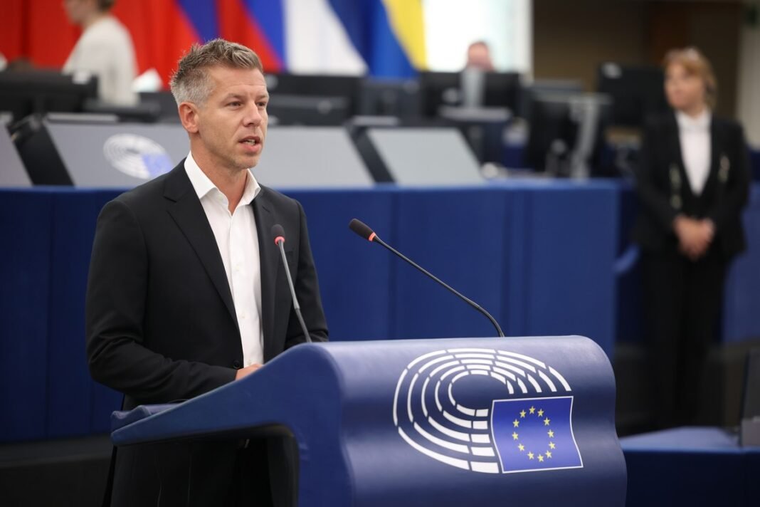 Depuis juillet 2024, Péter Magyar est député européen, membre du groupe du Parti populaire européen (PPE)