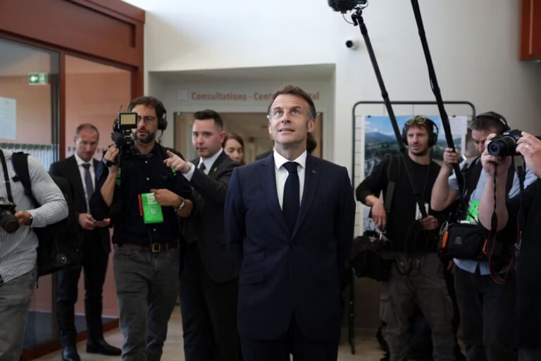 Médecins à diplôme étranger : Emmanuel Macron déplore les « mabouls » qui veulent « se fâcher avec l’Algérie »