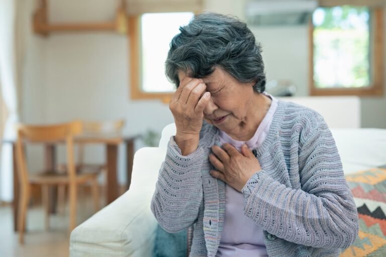 Patient bizarre : victime de violents maux de tête pendant 60 ans, ce qu’elle avait dans le cerveau aurait dû la tuer