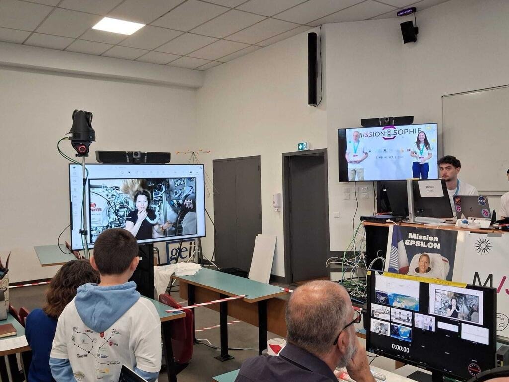 Quelques minutes après le lancement de la connexion, Sophie Adenot apparaît sur l'écran de la salle.