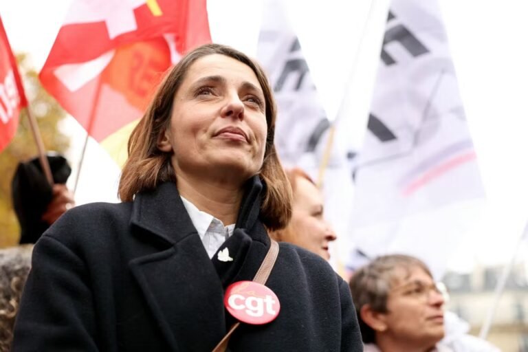 Travail le 1ᵉʳ-Mai : le texte autorisant le recours à des salariés scandalise les syndicats ; le premier ministre dit ne pas avoir « l’intention de convoquer la CMP à ce stade »