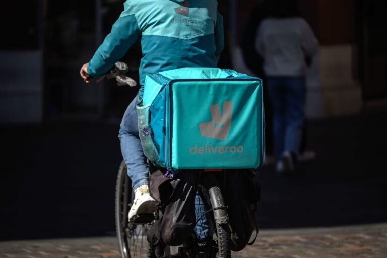 Uber Eats et Deliveroo accusés de « traite d’êtres humains » : des multinationales déconnectées des difficultés des livreurs
