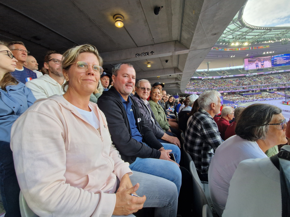 Virginie Antoninos, adjointe au Sport à Jonage, au Stade de France aux côtés des responsables de la mairie, dont le maire.