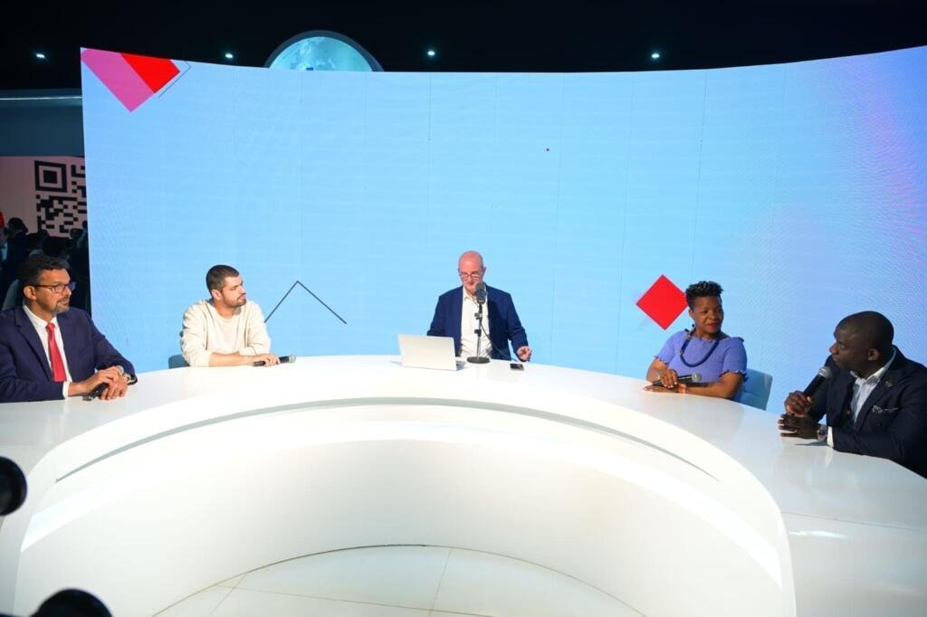 Bruno Faure (RFI) avec ses invités au au Gitex Africa Morocco à Marrakech le 7 avril 2026