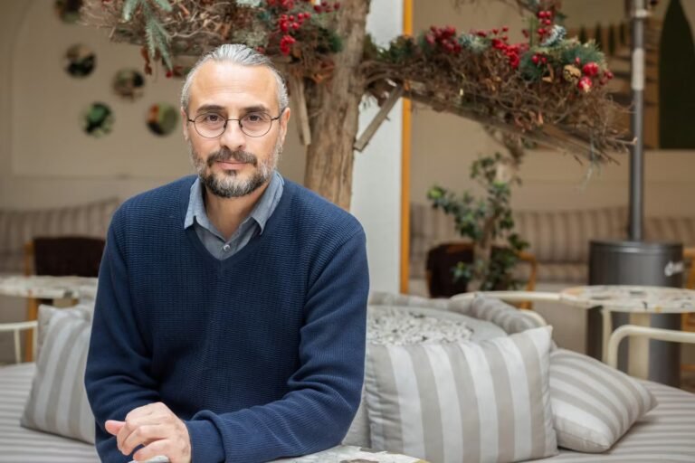 « Yellow Letters », une mise en lumière des vies brisées des intellectuels turcs réprimés : « Du jour au lendemain, tu deviens un indésirable aux yeux de la société. Certains ne l’ont pas supporté et il y a même eu un suicide »
