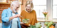alimentation couple personnes agees seniors salade fruits legumes