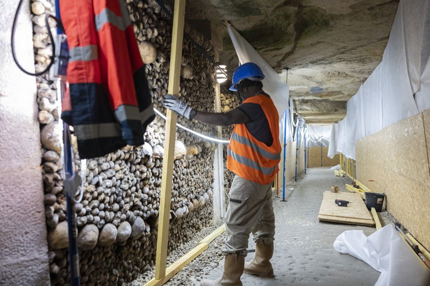 Catacombes de Paris, Installation des protections des murs d’ossements © Paris Musées