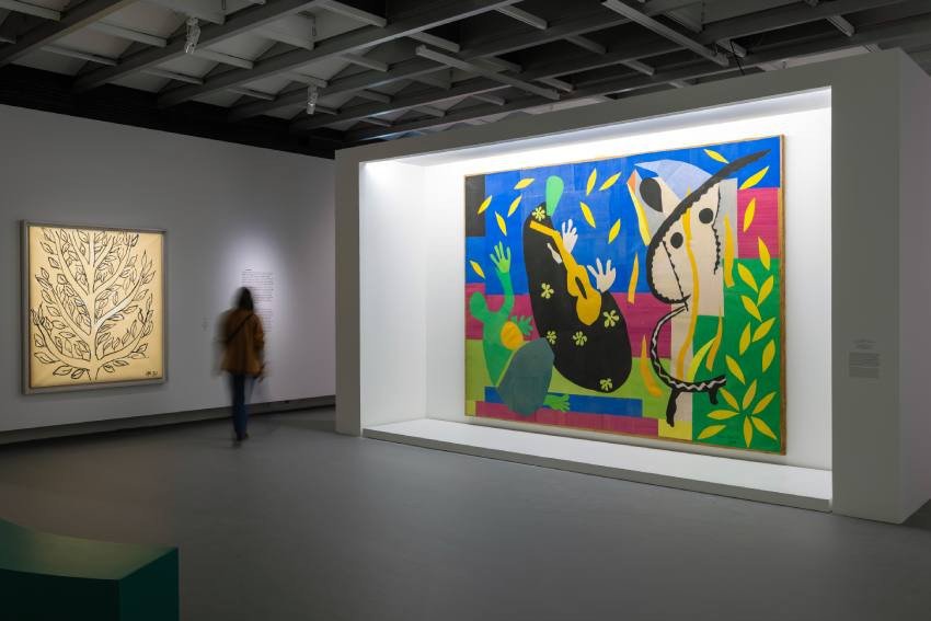 À droite : La Tristesse du roi (1952) d’Henri Matisse, présentée dans l’exposition « Matisse 1941-1954 », Grand Palais x Centre Pompidou, Paris, 2026. Photo © Luc Castel, 2026