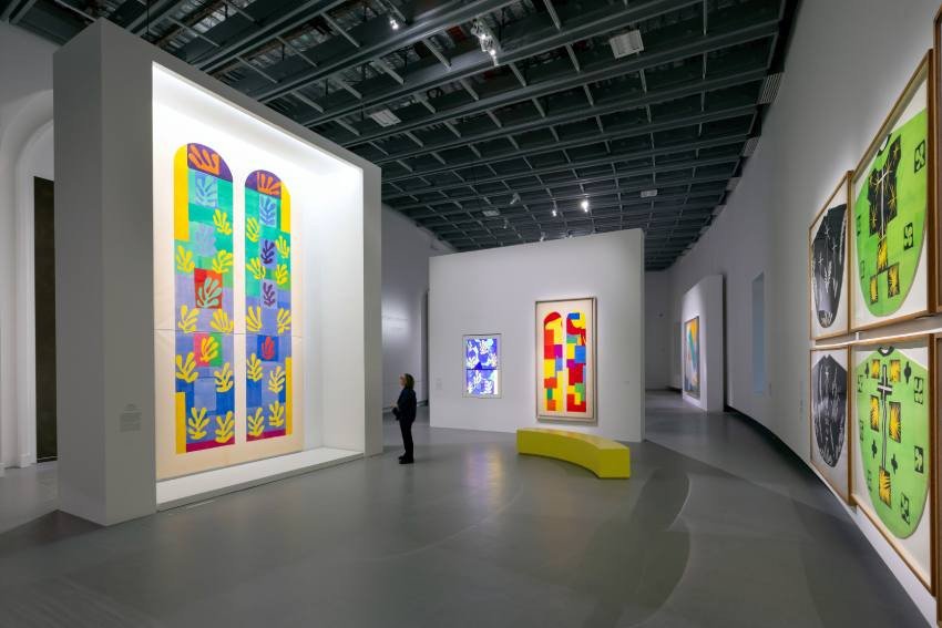 À gauche : Vitrail bleu pâle (1949) d’Henri Matisse, présenté dans l’exposition « Matisse 1941-1954 », Grand Palais x Centre Pompidou, Paris, 2026. Photo : © Luc Castel, 2026