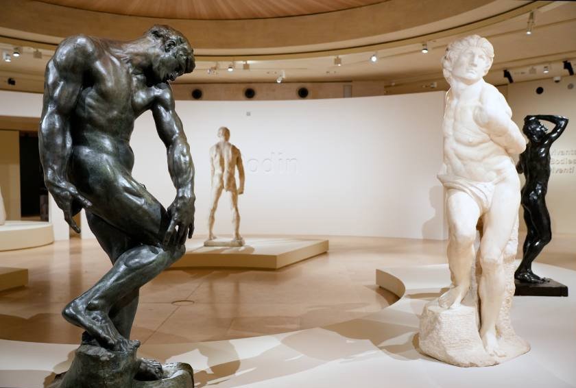 Rotonde d’entrée de l’exposition « Michel-Ange/Rodin » au musée du Louvre, Paris, 2026 © Musée du Louvre / Ravith Trinh