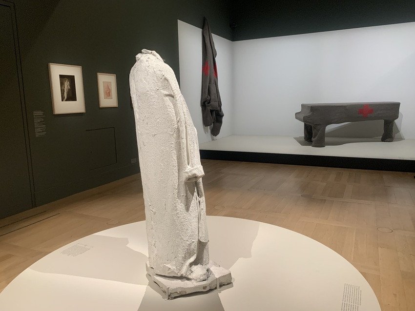  Au centre : Auguste Rodin, Étude de robe de chambre pour Balzac, 1897, présenté dans l’exposition « Michel-Ange/Rodin », musée du Louvre, Paris, 2026. ©Connaissance des Arts/Guy Boyer.