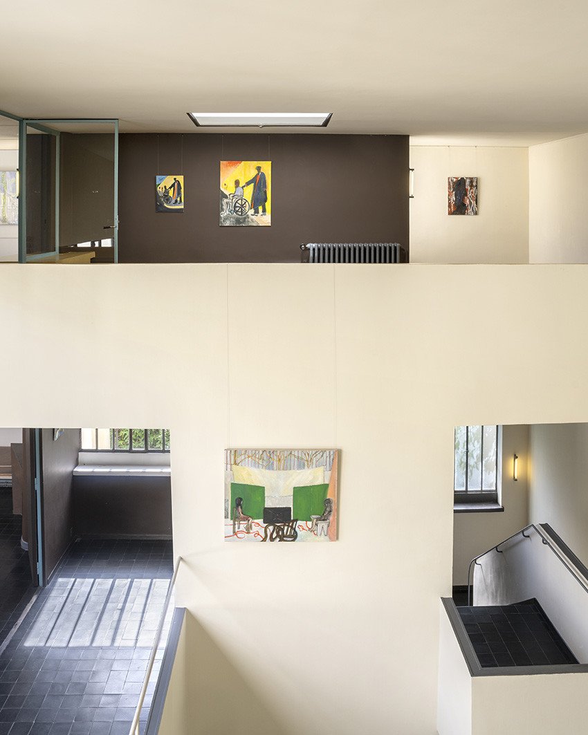 Vue de l'exposition « Peter Doig » présentée à la Maison La Roche de Le Corbusier à Paris en 2026. © FLC / ADAGP / Courtesy Peter Doig / Photographe Nicolas Brasseur