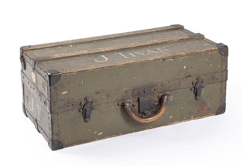 Louis Vuitton : des pièces rares et historiques vendues aux enchères à Paris pour célébrer les 130 ans du monogramme 5 cda26 encheres vente vuitton monogramme lit 1 tt width 410 height 271 fill 1 crop 0 bgcolor ffffff.j