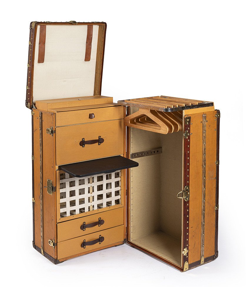 Louis Vuitton : des pièces rares et historiques vendues aux enchères à Paris pour célébrer les 130 ans du monogramme 8 Malle-bureau et linge Louis Vuitton, vers 1920. Estimation : 20 000 – 25 000 €. © Gros et Delettrez