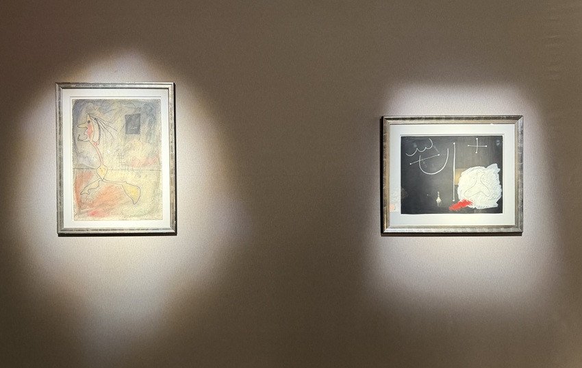 Les deux gouaches de Joan Miró présentées lors de la visite presse le mardi 14 avril à l'Hôtel Drouot. Photo © Connaissance des Arts / Agathe Hakoun