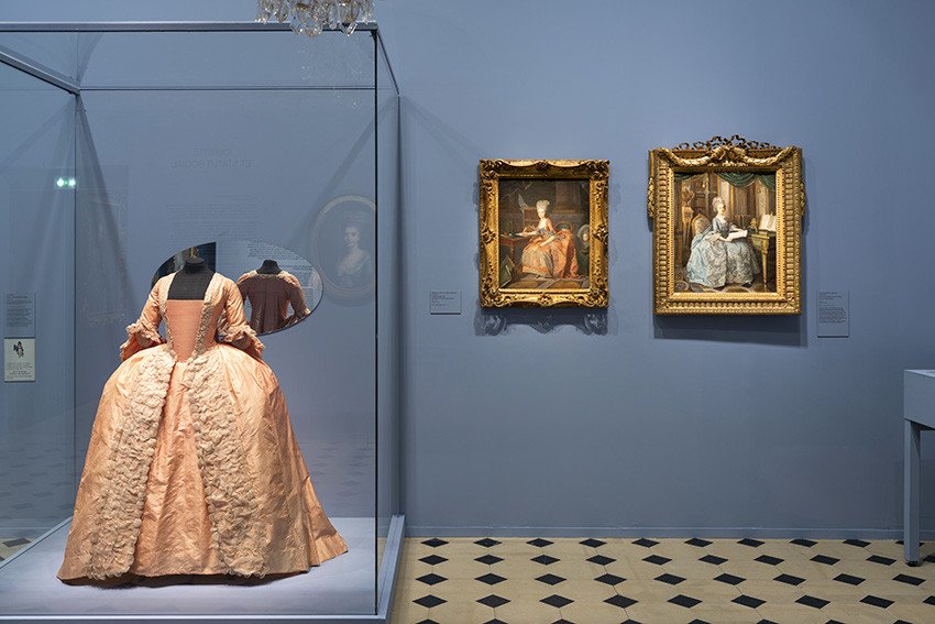 Vue de l'exposition « Révéler le féminin. Mode et Apparences au XVIIIe siècle »présentée au musée Cognacq-Jay à Paris en 2026 Photo : © Musée Cognacq-Jay/Paris Musées