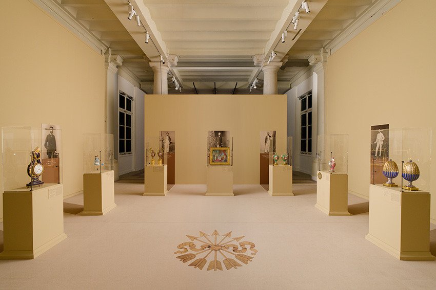 Vue de l’exposition « « Sèvres, une passion Rothschild, de Paris à la villa Ephrussi » présentée au Mobilier national à Paris en 2026. Photo : © Pauline Assathiany