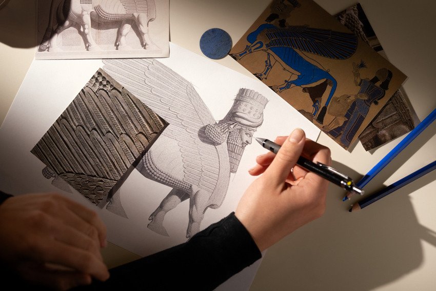 Pour la montre consacrée à l’empire assyrien, les équipes de Vacheron Constantin ont choisi de représenter un Lamassu, ces figures ailées à tête humaine placées autrefois aux portes du palais et de la ville de Sargon II, roi d’Assyrie, dans le nord de l’actuel Irak, et aujourd’hui conservées au sein du département des Antiquités orientales du Louvre. © Vacheron Constantin