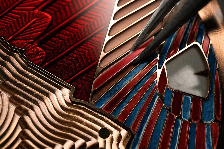 Travail de pierres en champlevé sur le cadran de la montre rendant hommage à l’empire assyrien – une technique inspirée de l’émaillage qui consiste à insérer de minuscules tesselles (ici des baguettes d’agate rouge et de dumortiérite bleue) dans un canevas délimité par gravure dans la matière. © Vacheron Constantin 