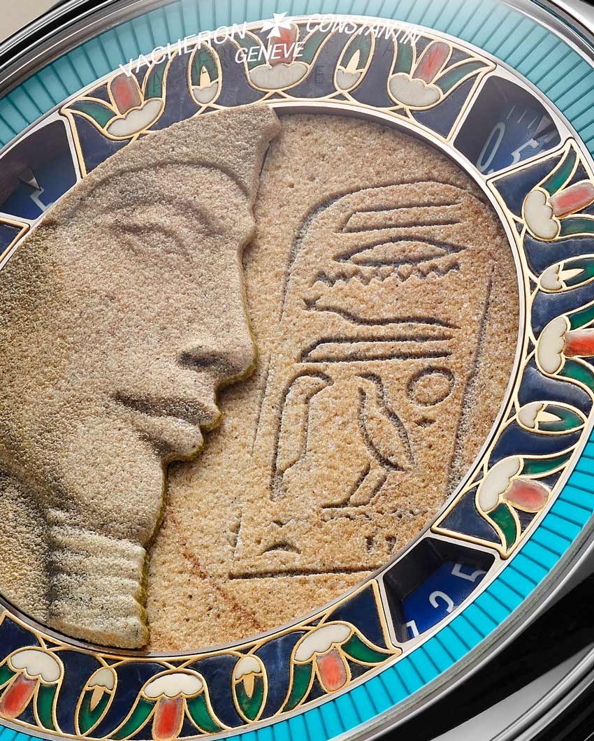 La montre où figure le profil d’Akhenaton a nécessité le concours de plusieurs métiers d’art : l’effigie centrale, sculptée dans du grès calcaire en provenance du Sinaï d’Égypte, est entourée de deux frises : l’une gravée à la pointe sèche sur un anneau de turquoise d’un seul tenant, l’autre en champlevé de pierres où les composants s’insèrent dans un motif en filets d’or minutieusement gravés en creux. © Vacheron Constantin
