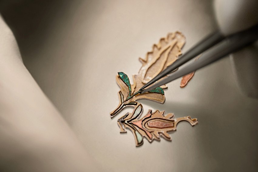 Travail de micro-mosaïque sur l’applique destinée à la montre hommage à la Rome impériale : inspirée d’une mosaïque datant de la fin du 2e siècle de notre ère découverte à Utique (actuelle Tunisie), son décor floral est recomposé à l’aide de milliers de fragments de pierre de jaspe, de chrysocolle et d’opaline. © Vacheron Constantin 