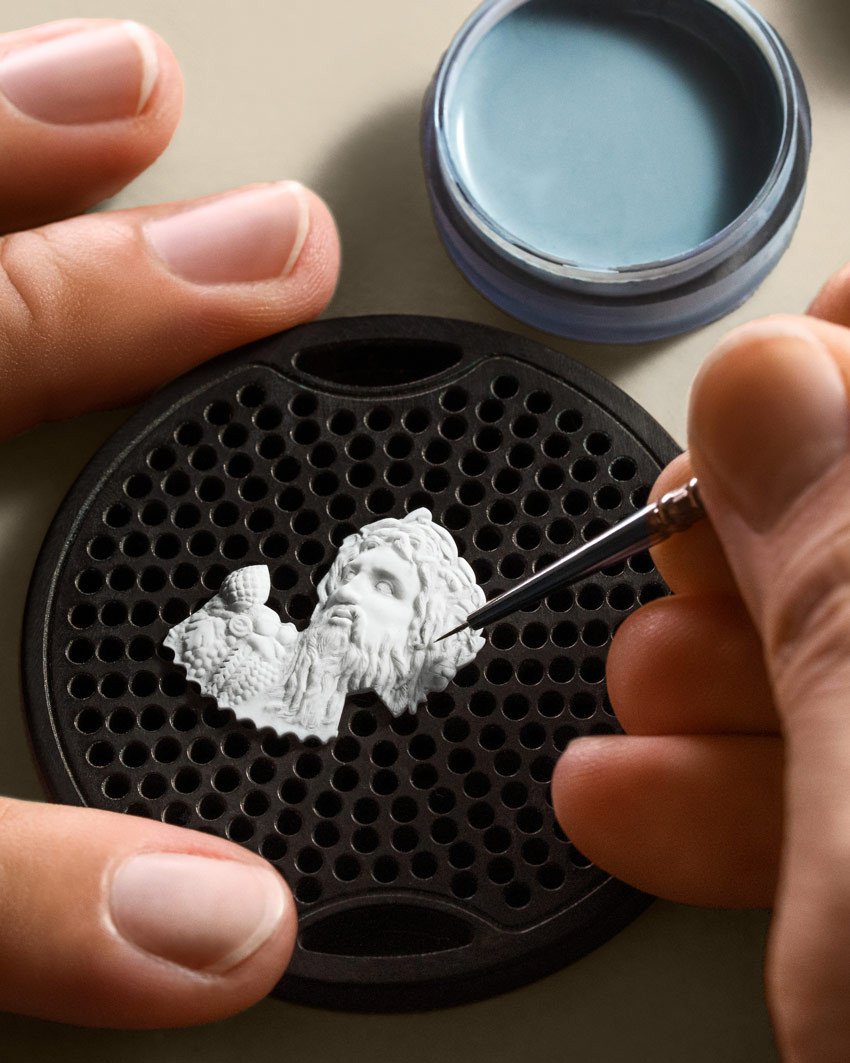 L’effigie centrale de chaque montre est réalisée en glyptique sur pierre, une technique de taille - de pierre, consistant à graver ou sculpter celle-ci en relief, traditionnellement utilisée pour la création de camées. © Vacheron Constantin