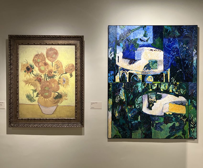 Jean-Pierre Plundr, Double Table, 1998, acrylique sur toile, mis en dialogue avec les Tournesols de Van Gogh (originial conservé au Philadelphia Museum of Art). © Connaissance des Arts / Léana Da Silva
