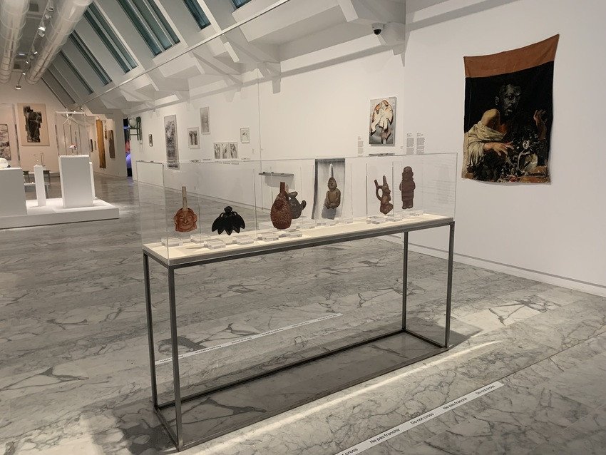 Exposition à Marseille : avec plus de 150 œuvres, le Musée d’art contemporain révèle les secrets des grandes collections privées françaises 2 Au premier plan : Sandra Gamarra Heshiki, Museo del Ostracismo, 2018, présenté dans l’exposition « La vie climatique. Histoires sensibles des collections privées », musée d’Art contemporain de Marseille, 2026. ©Connaissance des Arts/Guy Boyer.
