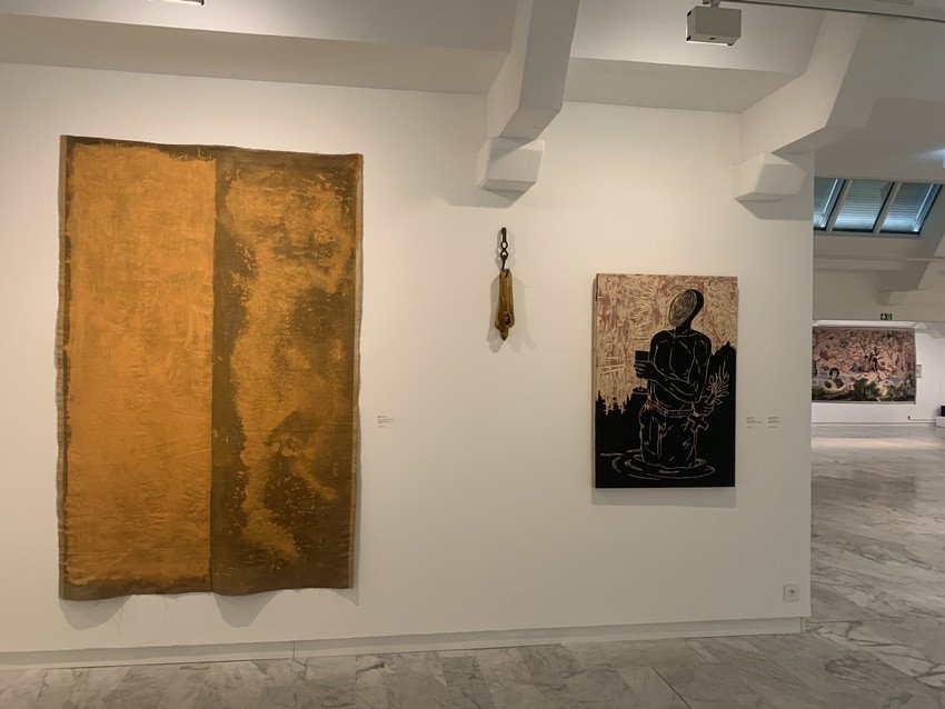 Exposition à Marseille : avec plus de 150 œuvres, le Musée d’art contemporain révèle les secrets des grandes collections privées françaises 8 Au centre : Assoukrou Aké, Bouche de miel, 2022, présenté dans l’exposition « La vie climatique. Histoires sensibles des collections privées », musée d’Art contemporain de Marseille, 2026. ©Connaissance des Arts/Guy Boyer