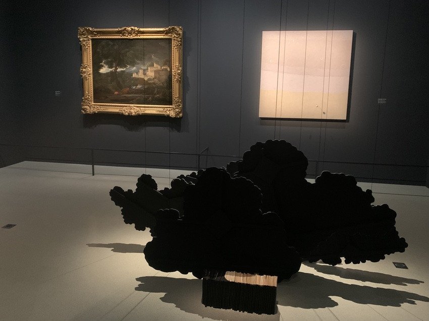 À gauche : Nicolas Poussin, <i>L’Orage </i>, v. 1651, présenté dans l’exposition « Le sentiment de la nature », Villa Paloma, Monaco, 2026. ©Connaissance des arts/Guy Boyer.