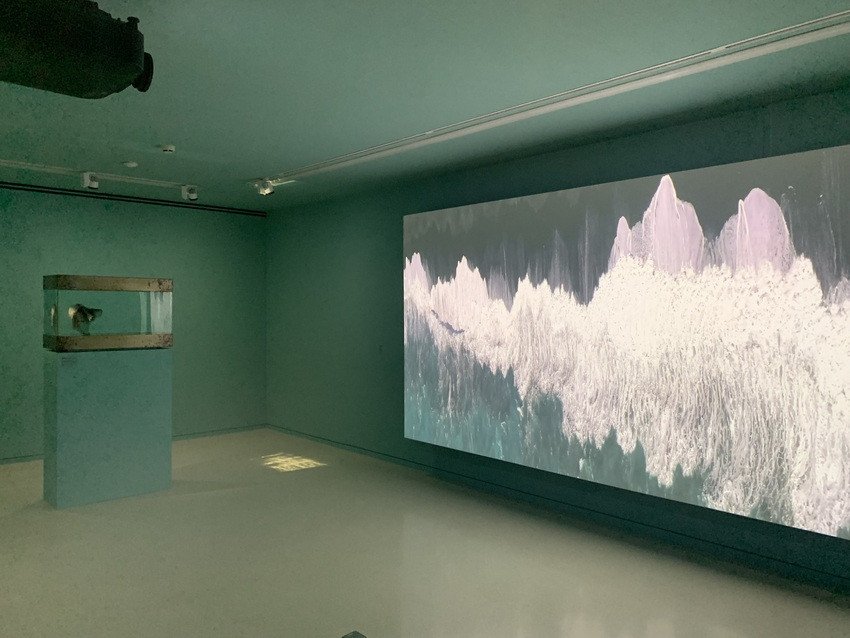 À gauche : Bruno Pélassy, <i>Sans titre</i>, 2001, présenté dans l’exposition « Le sentiment de la nature », Villa Paloma, Monaco, 2026. ©Connaissance des arts/Guy Boyer.